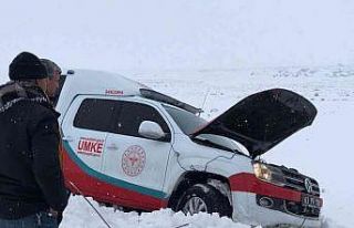 Hasta almaya giden sağlık ekipleri karda mahsur...