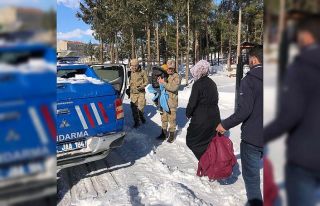 Hasta çocuğun yardımına jandarma yetişti