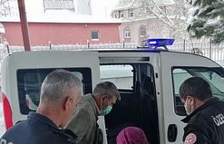 Hasta kadının yardımına polis koştu