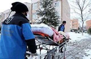 Hasta nakil ambulansları kar kış dinlemiyor