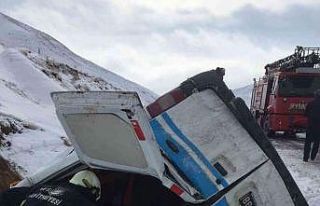 Hasta taşıyan ambulans yan yattı: 5 yaralı
