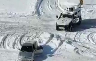 Hasta taşıyan otomobil kara saplandı, imdadına...