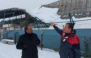 Hatay’da kardan tribünün çatısı çöktü