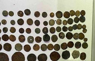 Hatay’da kenevir yetiştirilen evden tarihi eser...