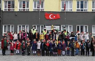 Hataylı çocuklara “Jandarma Çocuk Kitabı ve...