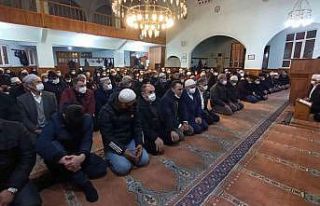 Hatip Camii’nde sabah namazına yoğun katılım