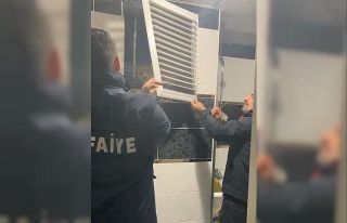 Havalandırma boşluğuna düşen kedi kurtarıldı