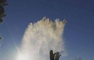 Havaya atılan sıcak su dondu