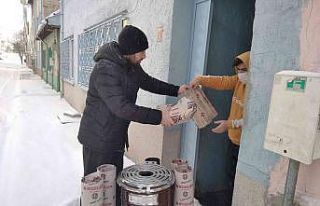 Hayırsever imam ihtiyaç sahiplerine soba ve kömür...