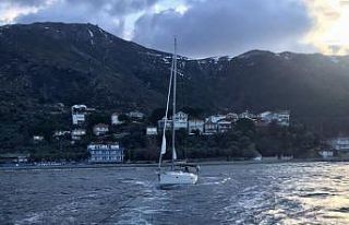 Hayırsızada’da karaya oturan tekne, bot ile kurtarıldı