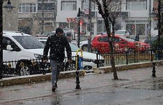 Hayrabolu’da kar yağışı etkili oluyor