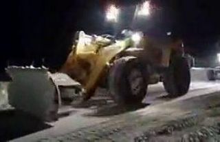 Hayvanlarına yem götürürken yolda kaldı, yardımına...