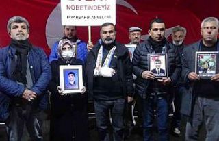 HDP önünde evlat nöbeti tutan ailelere saldırı...