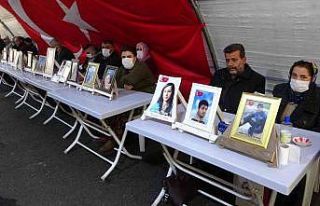 HDP önünde evlat nöbeti tutan ailelerin direnişi...