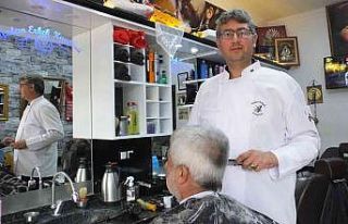 Hem berberlik, hem muhtarlık yapıyor