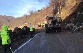 Heyelan nedeniyle kapanan yol ulaşıma açıldı