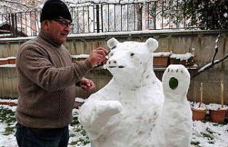 Heykeltıraşlara taş çıkarttı, kardan ayı yaptı