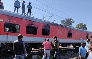 Hindistan’da 22 vagonlu trende yangın