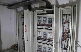 Hırsız apartmanın elektrik panosundaki kabloları...