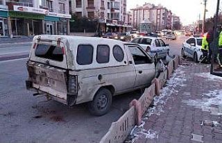 Hırsızlık şüphelileri kovalamacada polis aracına...