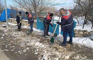 Hisarcık’ta kar küreme ve tuzlama çalışmalarında...