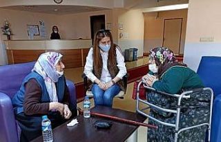 Huzur evi sakinlerinin saç ve el bakımlarını yaptılar
