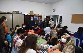 Huzurevindeki yaşlılar için battaniye ördüler