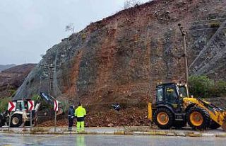 İçmeler’de heyelan yolu kapattı