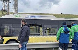 İETT otobüsü kaza yaptı, yolcular kırık camdan...