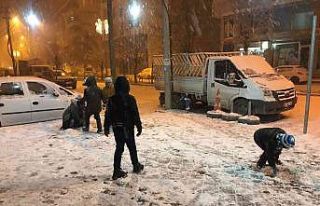 Iğdır’da 2022 yılının ilk karı yağdı, çocuklar...