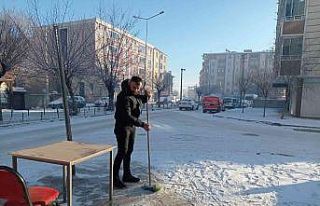Iğdır’da esnaf yeni haftaya kar temizleyerek başladı