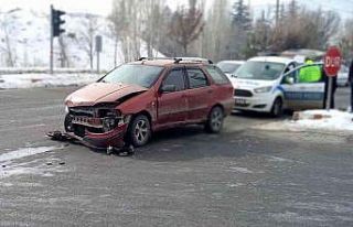 İki aracın çarpıştığı kazayı 5 kişi şans...