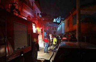 İki katlı binanın çatı katında çıkan yangın...