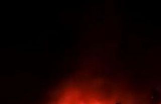 İki katlı evin çatı katı alev alev yandı