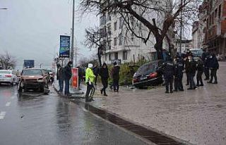 İki otomobil kafa kafaya çarpıştı, kaza anı...