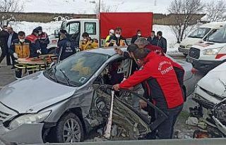 İki otomobil kavşakta çarpıştı: 5 yaralı