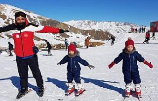İkizlerin kayak keyfi