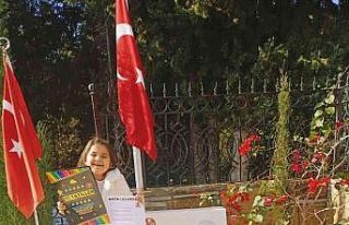 İlk karnesini hiç görmediği şehit babasına götürdü