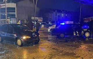 İnegöl’de iki otomobil çarpıştı: 1 yaralı