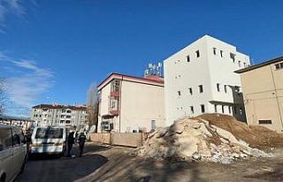 İnşaat işçisi çalışırken ayağından vuruldu