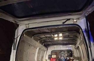 İnşaattan demir çalan hırsızların aracı kara...