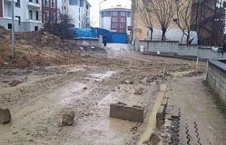 İnşaattan yola inen çamur vatandaşın tepkisine...