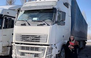 İranlı kadın tır sürücüsü, aracının motoru...