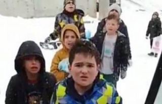 İş makinesi operatörü kardan temizlemek için...