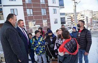 İş makinesinin önünü kesen çocuklara belediye...