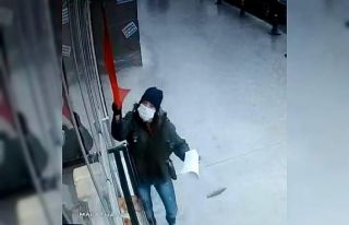 İş yerindeki Türk bayrağını indirmeye çalışan...