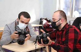 İşaret diliyle fotoğraf çekmeyi öğreniyorlar