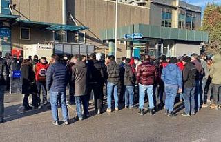 İşçiler kendilerini fabrikaya kapattı, çatıya...