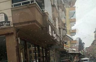 İslahiye’de iş yerlerinin tenteneleri karın ağırlığına...