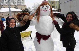 Isparta’da esnaf kardan gelin yaptı, vatandaş...